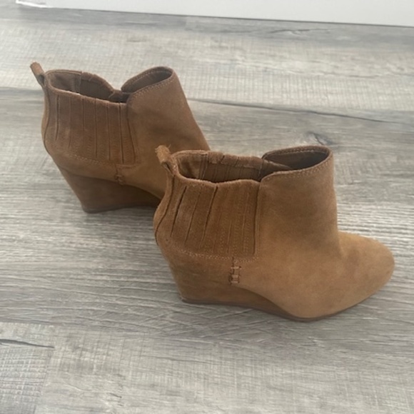 GIANNI BINI Women’s Tan Chestnut Suede Chelsea Ankle Wedge Booties 8.5 - Picture 3 of 6
